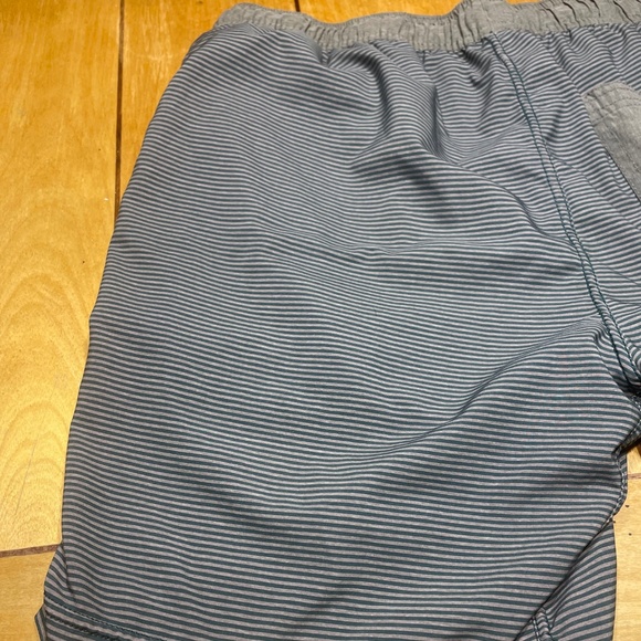 Vuori Kore Lined Shorts Green/Gray Striped with 7 inch Inseam - Picture 15 of 15